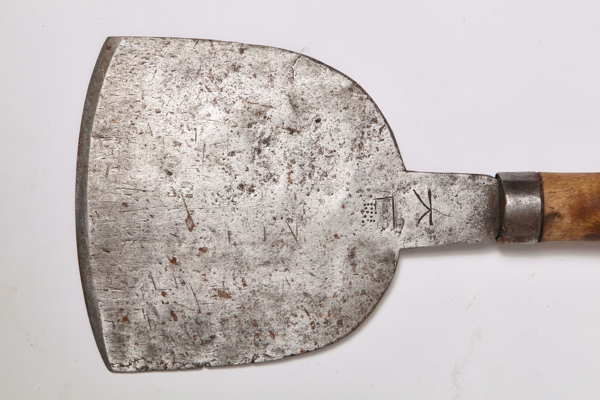 Halvrundt blad med slipt egg. Stålblad og dreid håndtak av bjørk med knott på toppen. Solid skjeftet. Brukt på gårdsbruk ved slakting.