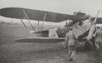 Flygplan Phönix C.1 Dront med tysk märkning 121.105 står på flygfältet på Malmen, juni 1919. Senare 