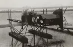 Flygplan FVM S 25 nr 4214 med flottörer vid en brygga i Boden, 1925.

Text vid foto: 