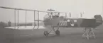 Flygplan FVM S 21 nr 2200 på bock på flygfältet på Malmen, oktober 1922. Vy från sidan.

Text vid foto: 