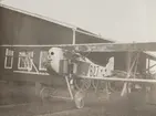 Flygplan SW 15 Lotterijagaren märkt nr 827 uppställd på bock på Malmen, 1918. Vid vapenprov. Vy snett framifrån.

Text vid foto: 