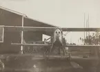 Flygplan SW 15 Lotterijagaren märkt nr 827 uppställd på bock på Malmen, 1918. Vid vapenprov. Vy framifrån.

Text vid foto: 