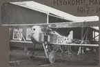 Flygplan SW 15 Lotterijagaren märkt nr 827 uppställd på bock på Malmen, 1918. Vid prov. Vy snett framifrån.

Text vid foto: 