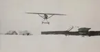 Flygplan FVM J 23 flyger på låg höjd över flygfältet på Malmen, vintertid 1924

Text vid foto: 