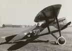 Flygplan FVM J 23 nr 3111 står på flygfältet på Malmen, 1923. Flygförare Georg Gärdin sitter på förarplatsen.