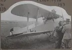 En flygarklädd Edmund Sparmann och en svensk militär står vid österrikiskt flygplan Phönix D.III Dront vid Ladugårdsgärde, 1919. Flygplanet senare kallat 