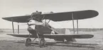 Flygplan J 1 Phönix Dront står på flygfältet på Malmen, cirka 1926-1932. Vy snett framifrån.

Text vid foto: 