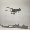 Flygplan Phönix D.II Phönixjagaren märkt nummer 949 flyger lågt över flygfält, vintertid, 1925.

Text vid foto: 