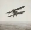 Flygplan Phönix D.II Phönixjagaren märkt nummer 949 flyger över landskap, 1925. Flygbild med sjön Roxen i bakgrunden.

Text vid foto: 