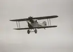 Flygplan Phönix D.II Phönixjagaren märkt nummer 947 i luften, 1925. Flygplanet är silvermålat. Vy snett framifrån.

Text vid foto: 