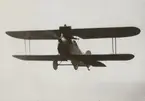 Flygplan Phönix D.II Phönixjagaren märkt nummer 947 i luften, 1925. Flygplanet är silvermålat. Vy framifrån.

Text vid foto: 