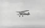 Flygplan J 8 Gloster Gladiator märkt nummer F 8-193 flyger i luften. Vy framifrån.

Text vid foto: 