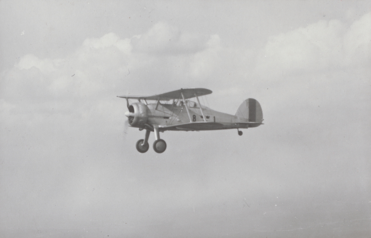Flygplan J 8 Gloster Gladiator märkt nummer F 8-193 flyger i luften. Vy framifrån.

Text vid foto: "Jaktplan J 8- Gloster Gladiator. F 8 193. D:o."