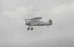 Flygplan J 8 Gloster Gladiator märkt nummer F 8-193 flyger i luften. Vy framifrån.

Text vid foto: 