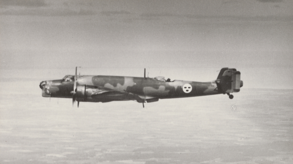 Flygplan B 3, Junkers Ju 86K i luften. Flygbild, från sidan.

Text vid foto: "B 3."