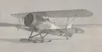 Flygplan B 4, Hawker Hart med skidor, står startklar med motor igång på F 4 Frösön, cirka 1937-1940.

Text vid foto: 