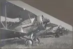 En division flygplan B 4, Hawker Hart uppställda på linje på ett flygfält, cirka 1937.

Text vid foto: 