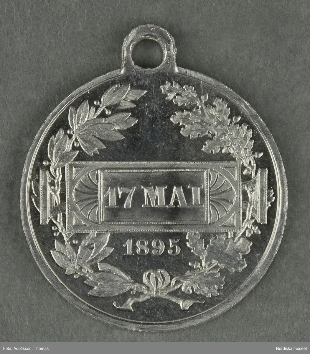 Huvudliggaren:
"a-y, Minnesmedaljer, norska, över den 17 maj; av aluminium (1 av vit metall) 24 st. från åren 1884-1907.
Gåva 28/5 1907. Läffler, Fritz, professor, Djursholm."