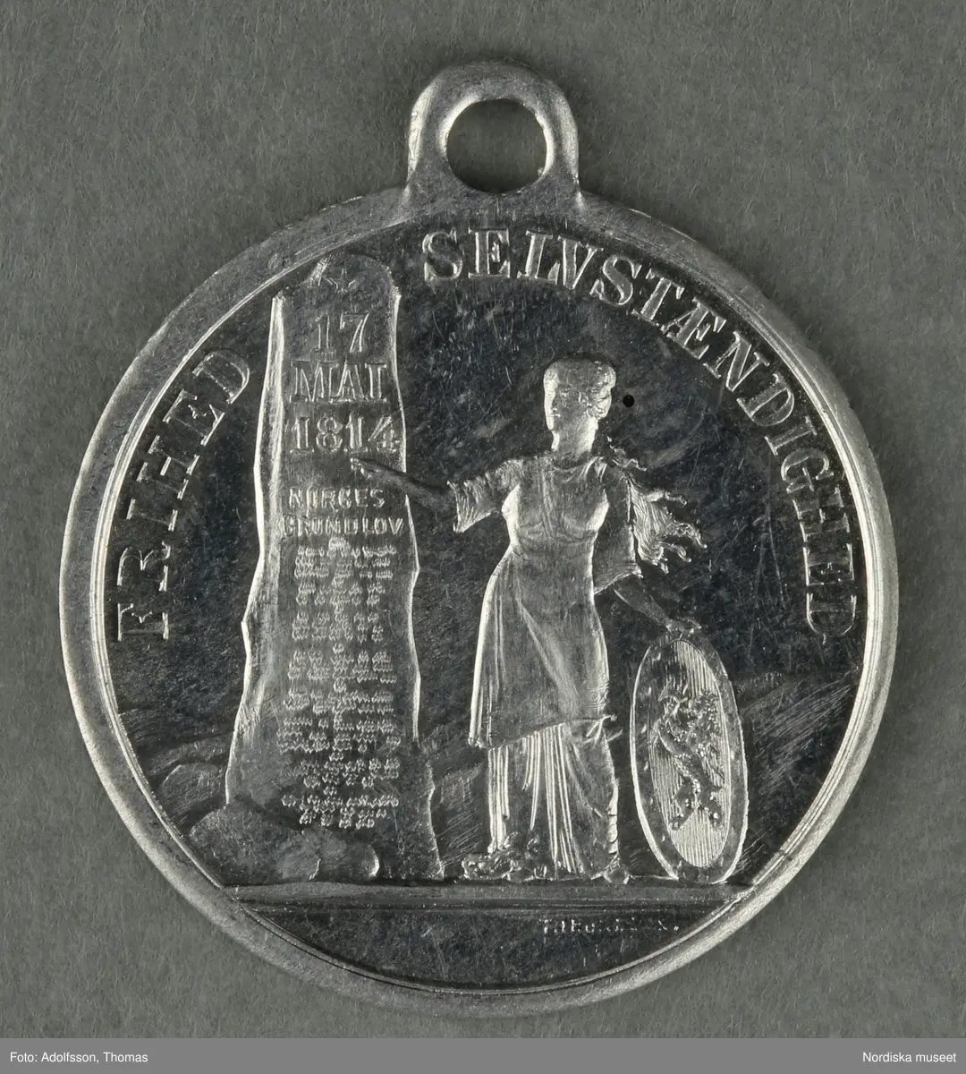 Huvudliggaren:
"a-y, Minnesmedaljer, norska, över den 17 maj; av aluminium (1 av vit metall) 24 st. från åren 1884-1907.
Gåva 28/5 1907. Läffler, Fritz, professor, Djursholm."