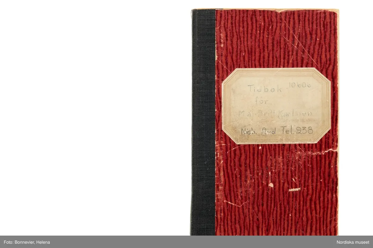 Tidbok som sträcker sig från 1949 till 1954, har tillhört sömmerskan Maj-Britt Karlsson (Hemlin) på NK:s Franska damskrädderi.  Här kan  utläsas kundernas namn, arbetstimmar samt materialangivelser.