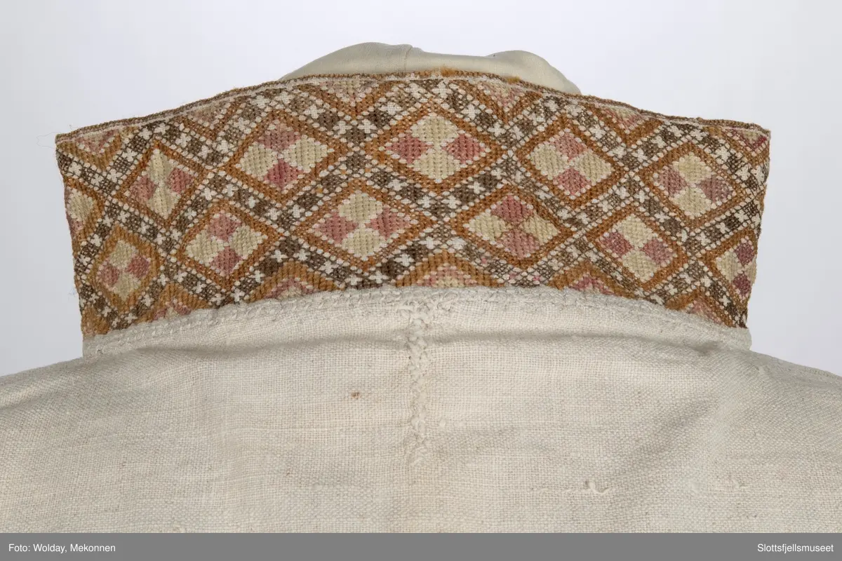 Skjorte til kvinnedrakt. Stående krage. Broderier på mansjetter og krage.