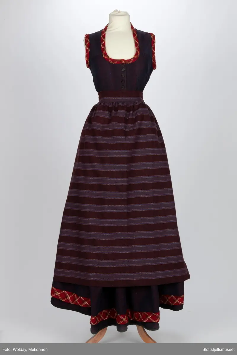 Med for og vevde ullbånd nederst på stakken og rundt halslinning og skuldrene.