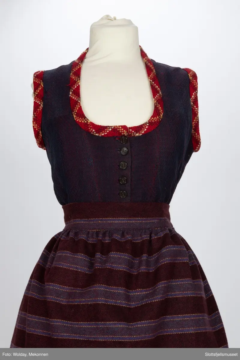 Med for og vevde ullbånd nederst på stakken og rundt halslinning og skuldrene.