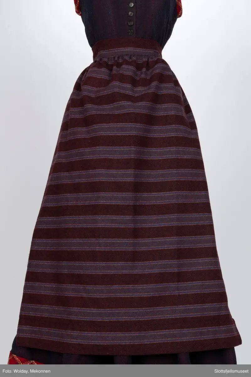 Med for og vevde ullbånd nederst på stakken og rundt halslinning og skuldrene.