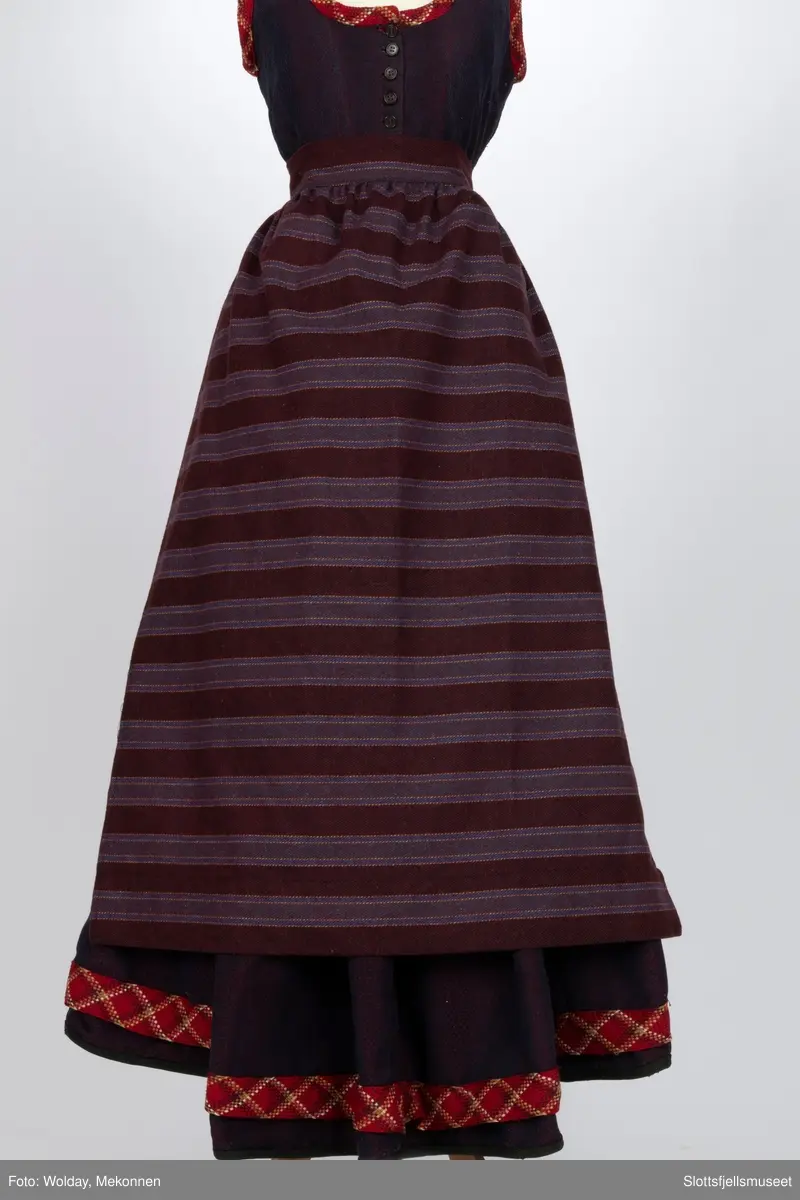 Med for og vevde ullbånd nederst på stakken og rundt halslinning og skuldrene.