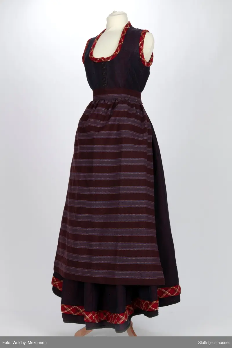 Med for og vevde ullbånd nederst på stakken og rundt halslinning og skuldrene.