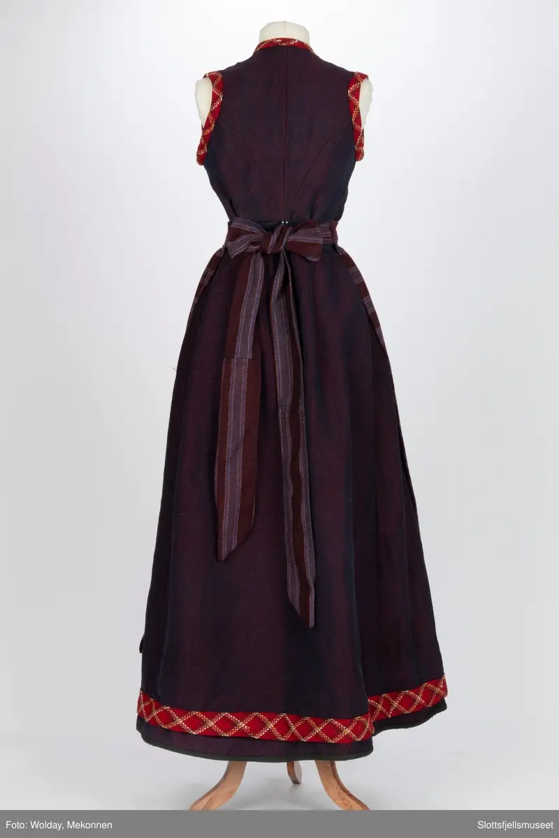 Med for og vevde ullbånd nederst på stakken og rundt halslinning og skuldrene.