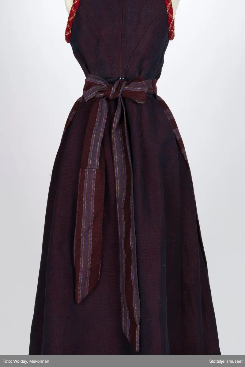 Med for og vevde ullbånd nederst på stakken og rundt halslinning og skuldrene.