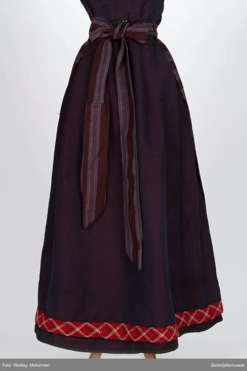 Med for og vevde ullbånd nederst på stakken og rundt halslinning og skuldrene.