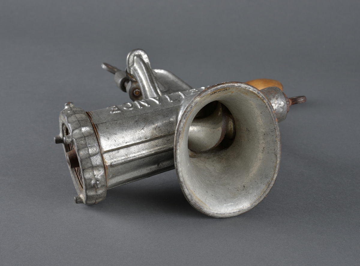 Kvern for bordmontering. 
Antatt produsert rundt 1940.
Ble brukt til oppmaling av kjøtt og fisk.