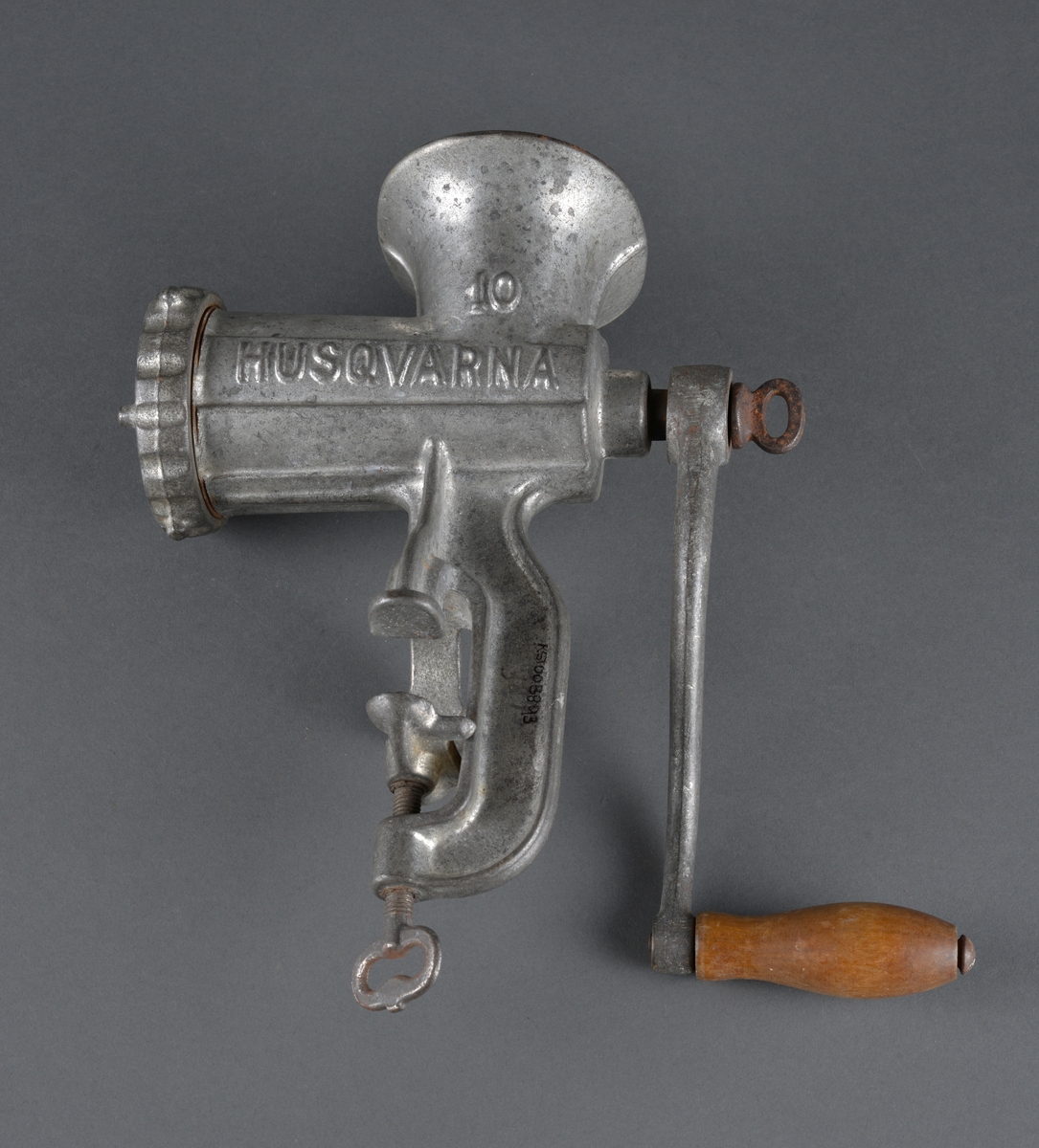 Kvern for bordmontering. 
Antatt produsert rundt 1940.
Ble brukt til oppmaling av kjøtt og fisk.