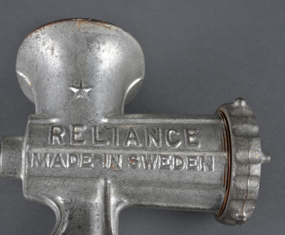 Kvern for bordmontering. 
Antatt produsert rundt 1940.
Ble brukt til oppmaling av kjøtt og fisk.