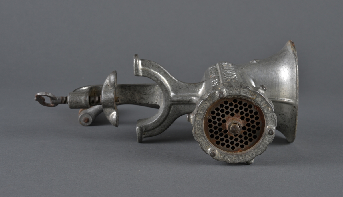 Kvern for bordmontering. 
Antatt produsert rundt 1940.
Ble brukt til oppmaling av kjøtt og fisk.