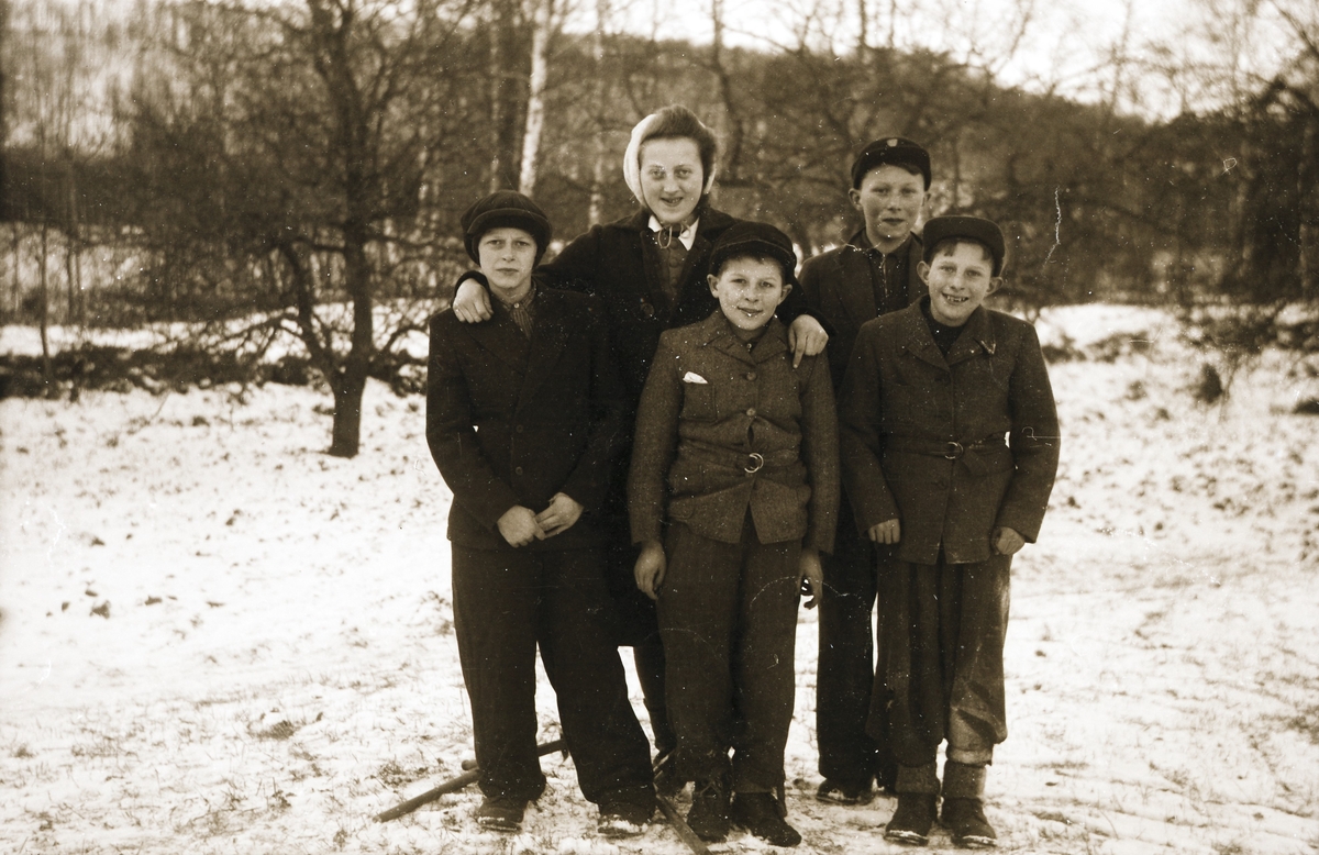 De fem barnen till Hilma och Adolf Hilding Håkansson-Thulin i Dämmarehult, fyra pojkar och en flicka. Gunborg Hildegard Viola med bröderna Fritjof Joel äldst, Oskar Evald, Bror Hilding Ingemar och den yngste Gustaf Birger.
(Se även bild EA0202, EA1211)