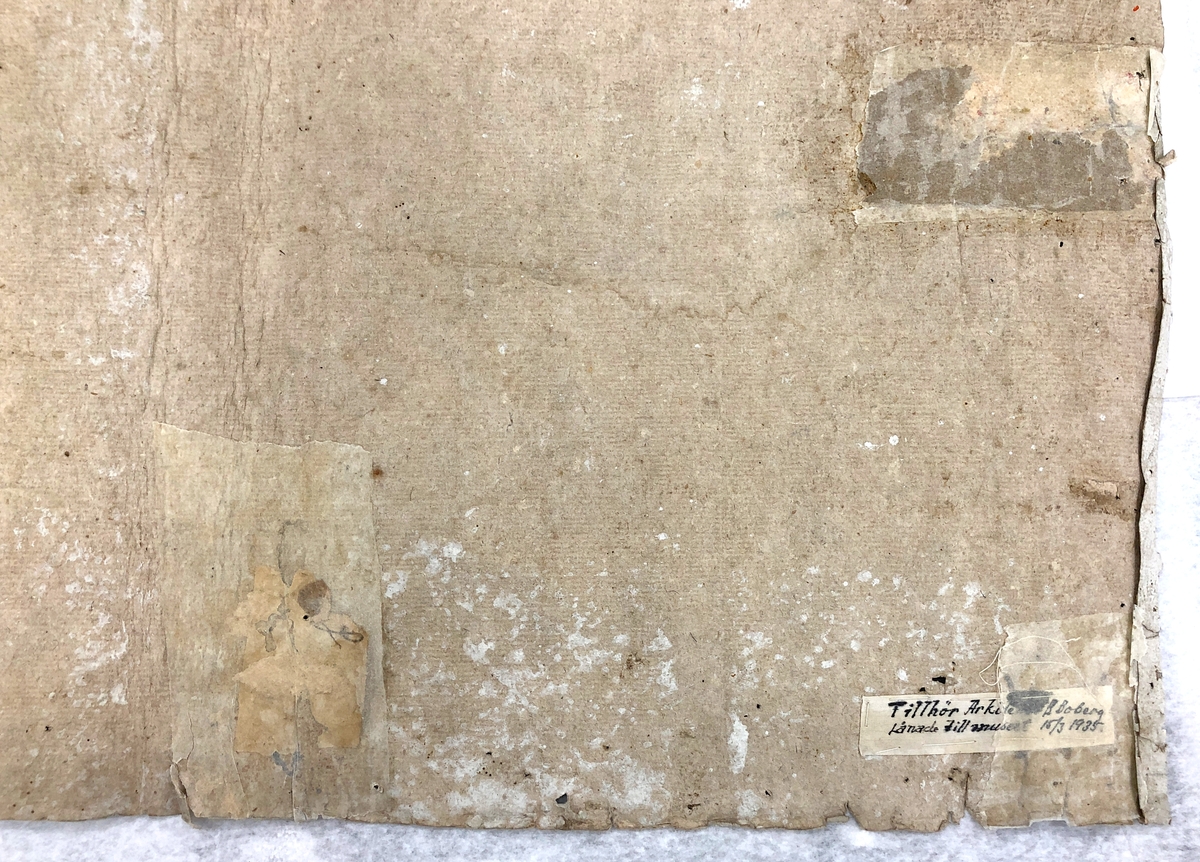 Bonadsmålning på papper målad i tempera av okänd konstnär från Sunnerbogruppen. Motiv av Marie bebådelse och Kristi födelse i Betlehem med arkitekturmotiv emellan. Överst vit textrad: "Marie bebodelse Luc 1 kap - Om Christi Födelse i Bethlehem Luc 1 kap”. Längs nederkanten en bård med blommor inuti romber. Färgerna är blått, orange och brunrött i motiv och blombård. Text och etikett på baksidan: 
”Arkitekt P Boberg” skrivet i blyerts i nedre vänstra hörnet på baksidan, samt en pålimmad pappersetikett i högra hörnet på baksidan med texten ”Tillhör Arkitekt P Boberg Lånade till museet 15/3 1935.” i tusch.