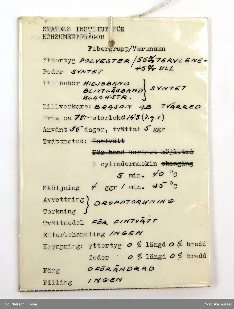 Katalogkort:
"Långbyxor, för pojke "T-byxan", av ljusgråmelerat tuskaftat tyg, 55% Terylene och 45% ull, 2 framstycken, 2 bakstycken, midjelinning med 6 skärphällor, gylf med blixtlås och 2 byxhakar, 2 sneda framfickor, 1 passepoalerad bakficka med knapp och hälla, 1 liten passepoalerad bakficka för en kam. Isydd etikett med texten: T+byxan 55 % Terylene, 45 % ullkamgarn, antistatbehandlad, samt tvättanvisningar.
1 hänglapp med Konsumentinstitutets anteckningar om material, priset 78:- m.m. samt antal genomgångna tvättar och tvättresultat.
stl: C 143."