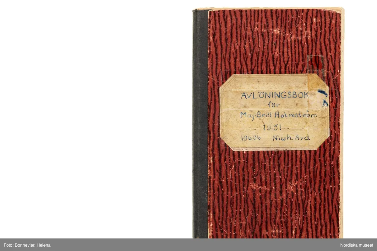 Avlöningsbok (tidbok) som sträcker sig från 1951 till 1955, har tillhört sömmerskan Maj-Britt Holmström på NK:s Franska damskrädderi.