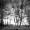 Härnösands domkyrka. Exteriör från västra Kungsgatan, domkyrkan.; Arkitekt Johan Adolf Hawerman. Nyklassistisk stil. Vitputsad stenkyrka med ett mittorn,t vå mindre torn och västfasad med pelarrad. En del inventarier från den äldre kyrkan bland annat altartavlan från 1700-talet.Treskeppigt kyrkorum. Orgel från 1731 av Johan Caliman med barockfasad av Magnus Granlund från Hudiksvall