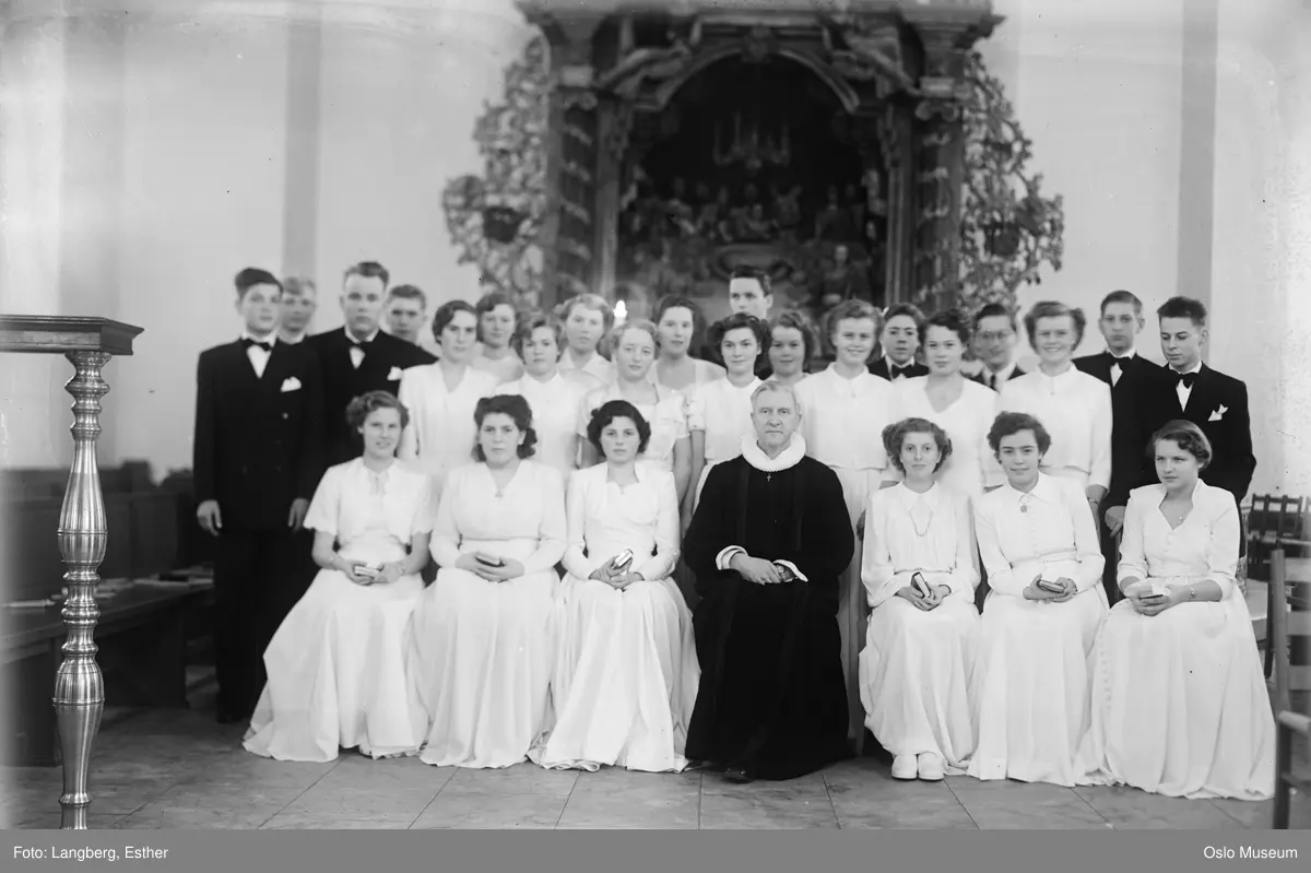 Vår Frelsers kirke, interiør, gruppe, konfirmanter, prest