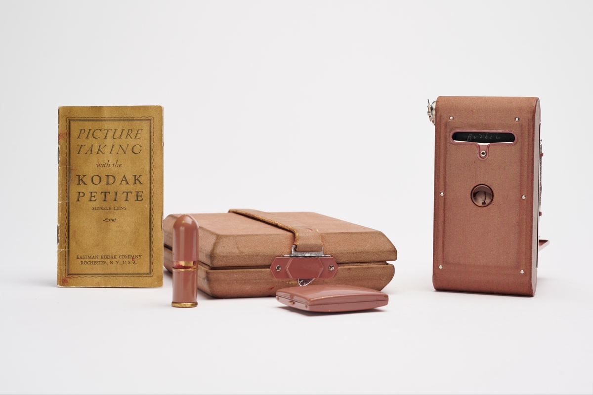 Kodak Ensemble produsert av Eastman Kodak Co. i 1929, består av et skrin tilpasset Kodaks Petite foldekamera, et speil, lomme, bruksanvisning og skjønnhetsprodukter (pudder og leppestift) fra House of Tre-Jur Inc. 
Kodak Petite er et kamera i Kodaks Vest Pocket Autographic-serien. Kamera er utstyrt med en penn og Autographic-funksjonen gjør det mulig å skrape inn informasjon på negativene gjennom en tilpasset luke på kameraets bakside.