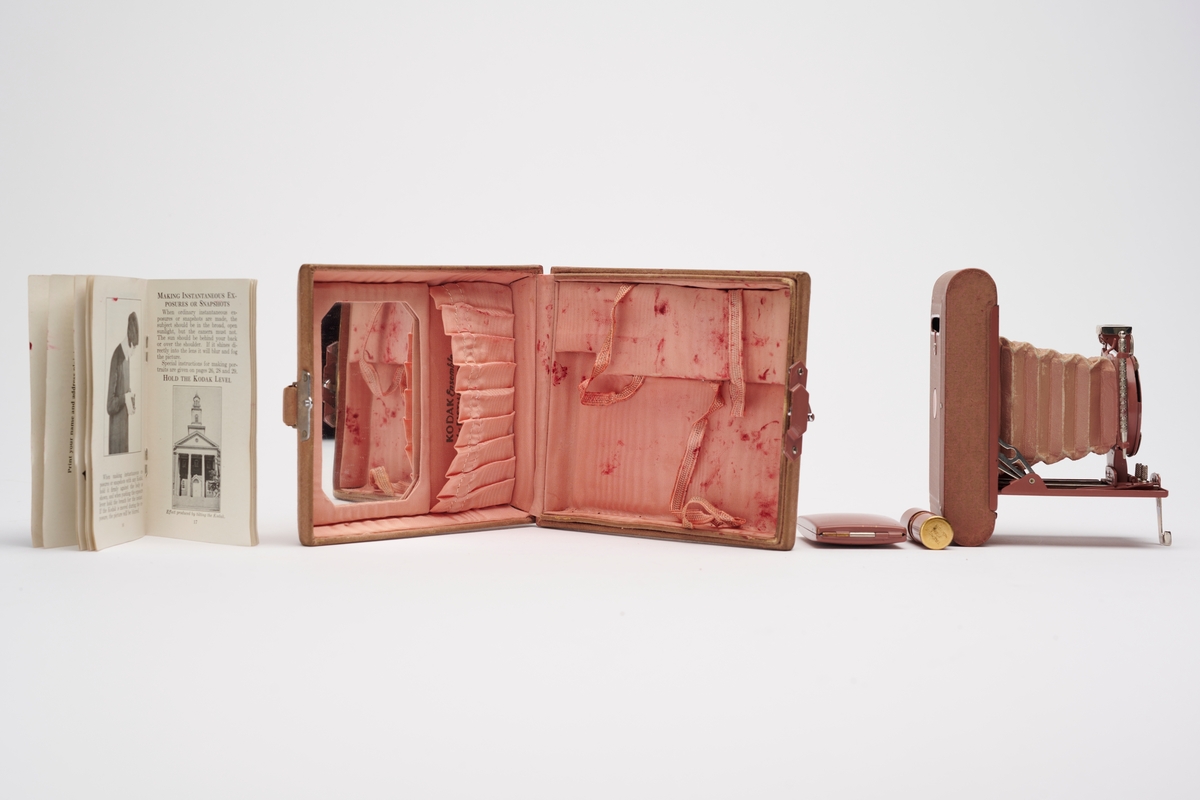 Kodak Ensemble produsert av Eastman Kodak Co. i 1929, består av et skrin tilpasset Kodaks Petite foldekamera, et speil, lomme, bruksanvisning og skjønnhetsprodukter (pudder og leppestift) fra House of Tre-Jur Inc. 
Kodak Petite er et kamera i Kodaks Vest Pocket Autographic-serien. Kamera er utstyrt med en penn og Autographic-funksjonen gjør det mulig å skrape inn informasjon på negativene gjennom en tilpasset luke på kameraets bakside.