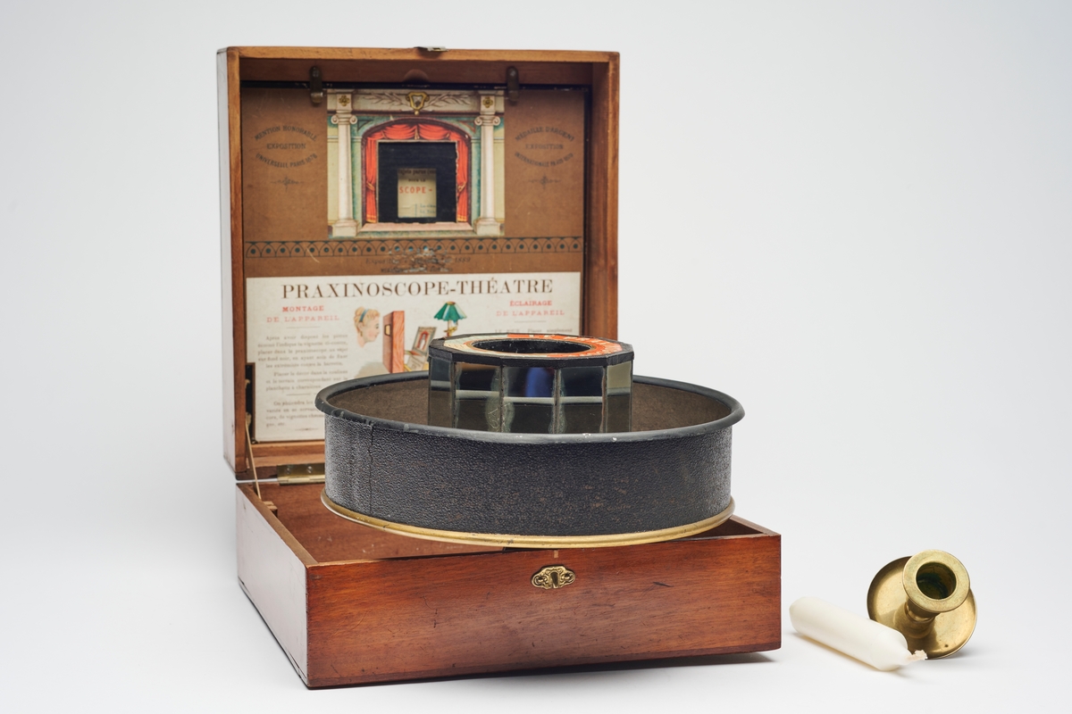 Praxinoxcope-Théatre produsert av Emile Reynaud i Paris, ca. 1880. Praxinoscope er et betraktningsapparat designet av Reynaud, og er en videreutvikling av Phenakisticópe og Zoetropen.