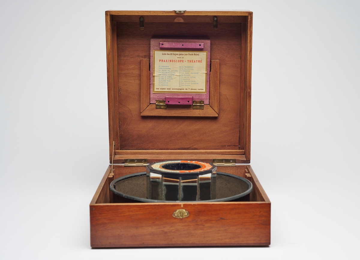 Praxinoxcope-Théatre produsert av Emile Reynaud i Paris, ca. 1880. Praxinoscope er et betraktningsapparat designet av Reynaud, og er en videreutvikling av Phenakisticópe og Zoetropen.