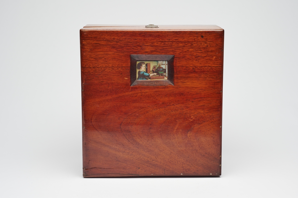 Praxinoxcope-Théatre produsert av Emile Reynaud i Paris, ca. 1880. Praxinoscope er et betraktningsapparat designet av Reynaud, og er en videreutvikling av Phenakisticópe og Zoetropen.