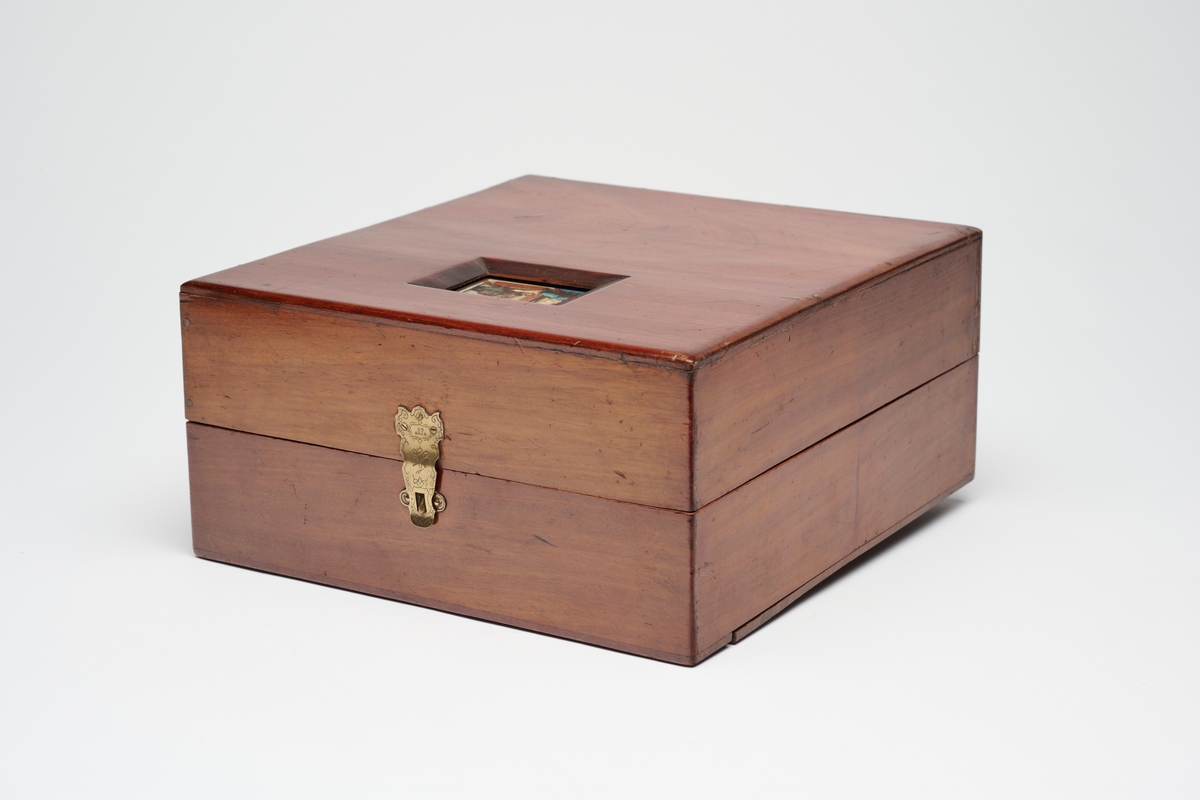 Praxinoxcope-Théatre produsert av Emile Reynaud i Paris, ca. 1880. Praxinoscope er et betraktningsapparat designet av Reynaud, og er en videreutvikling av Phenakisticópe og Zoetropen.