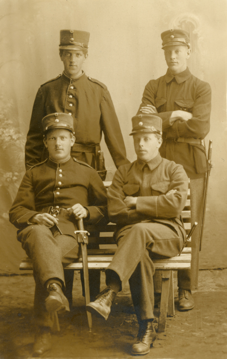 Atelierfoto av fire menn i militær uniform